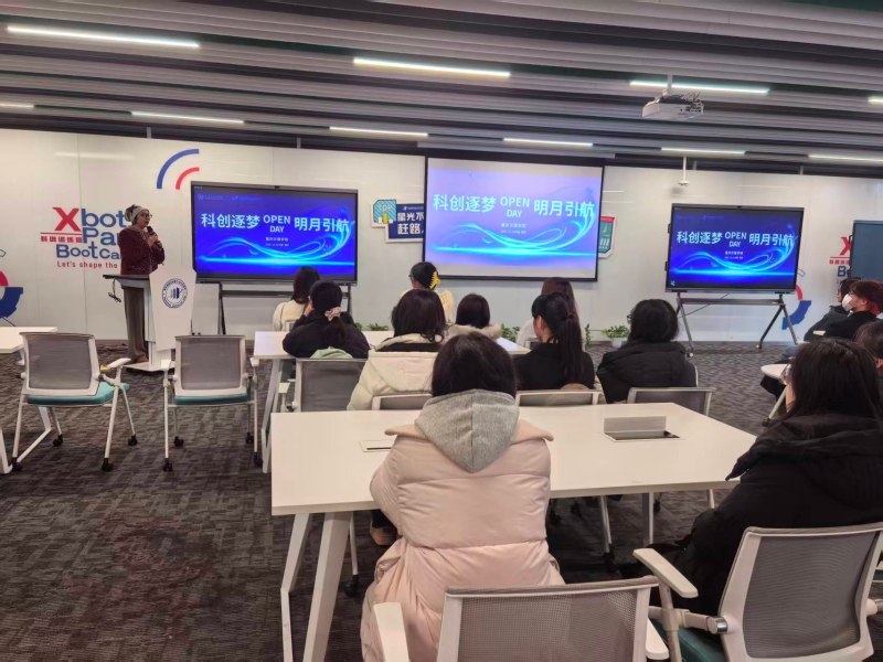 VWLy_1767497414696010150.jpg 2 兰单与同学们交流.jpg
